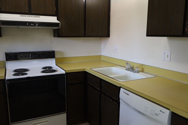 Building Photo - Spacious 2-Bedroom Condo Near Campus West and City Park