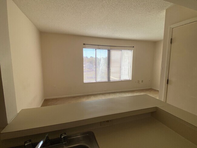 Building Photo - 1600 Park Cir