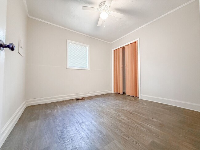 Building Photo - 3 Bed 1 Bath Single-Family Home - Big Yard!