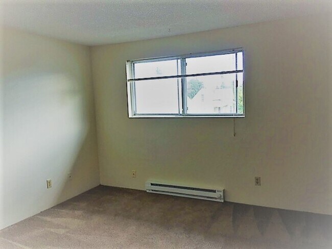 Building Photo - Montavilla Townhouse Style Apartment!