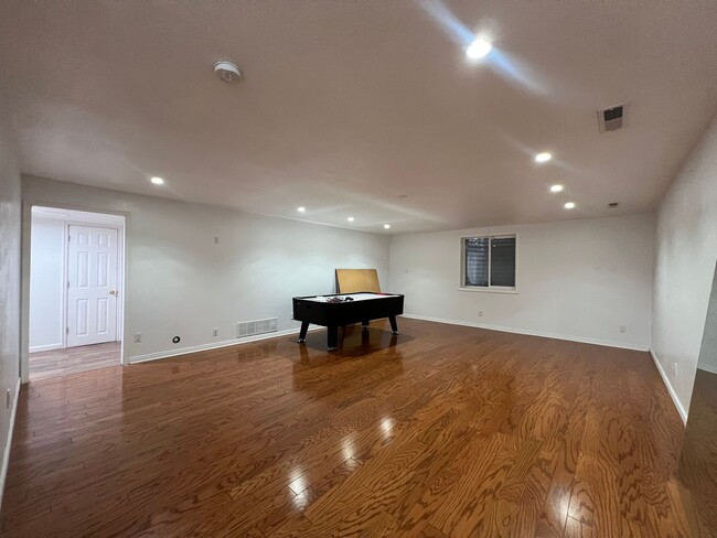 Building Photo - Large 5 Bedroom 2 Bathroom 2 Car Garage