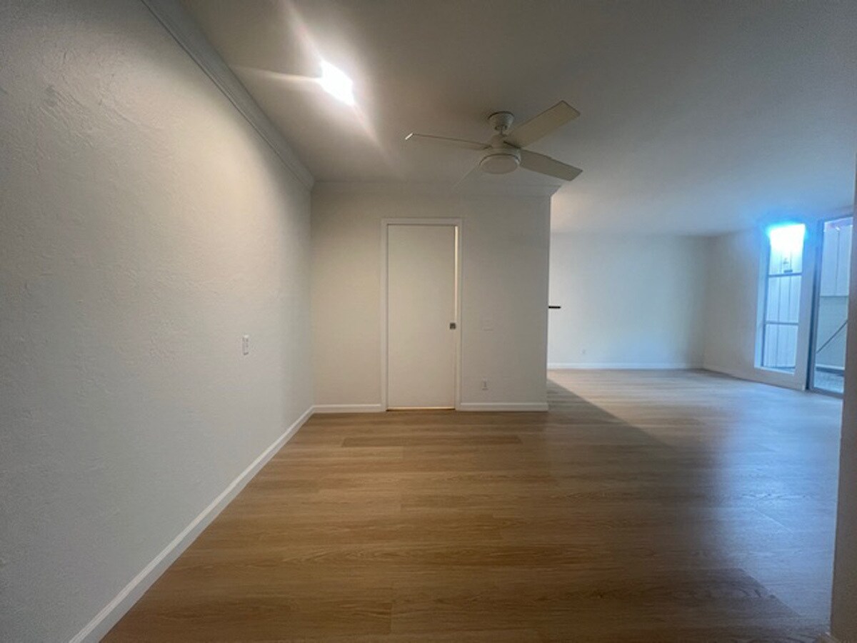 Building Photo - 811 York St