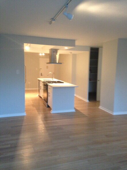 Building Photo - 604 S Washington Sq