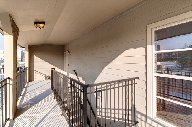 Building Photo - 2216 Chenevert St
