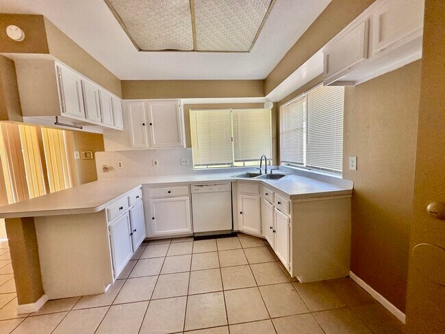 Building Photo - 2526 Valley Forest Dr