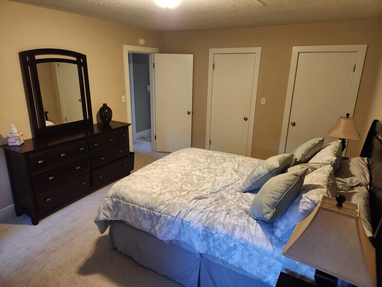 Master bedroom with 2 closets - 6050 SW Taylors Ferry Rd