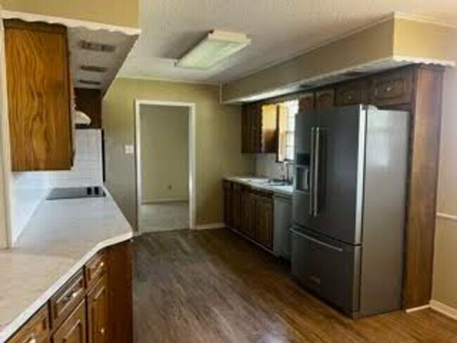 Building Photo - 3/2/2 close to Tarleton and Stephenville H...