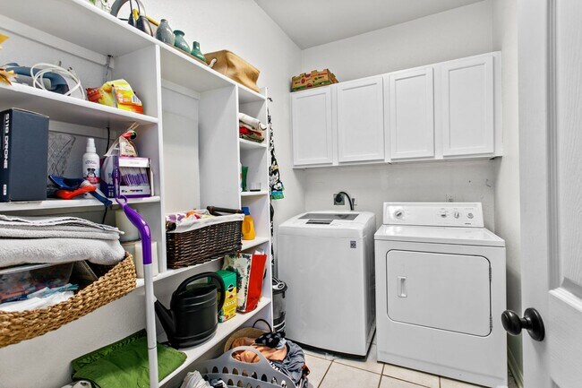 Building Photo - 5950 Mesa Verde Cir