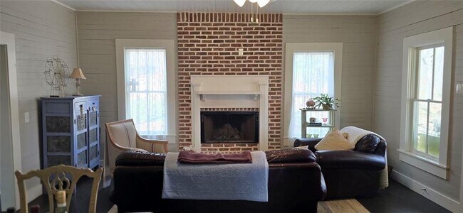 Building Photo - 812 Bessie Ln