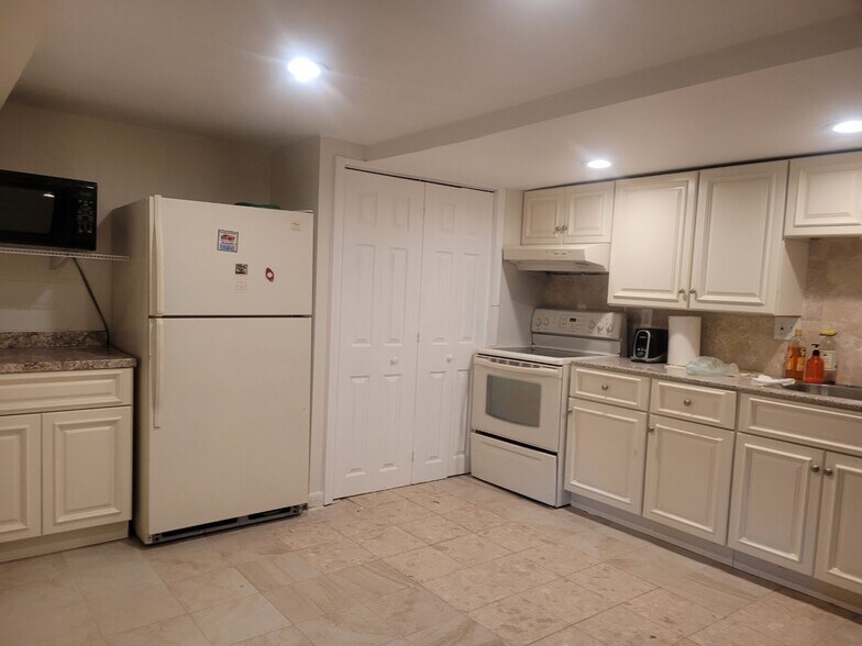 Building Photo - 11 Tracywood Rd