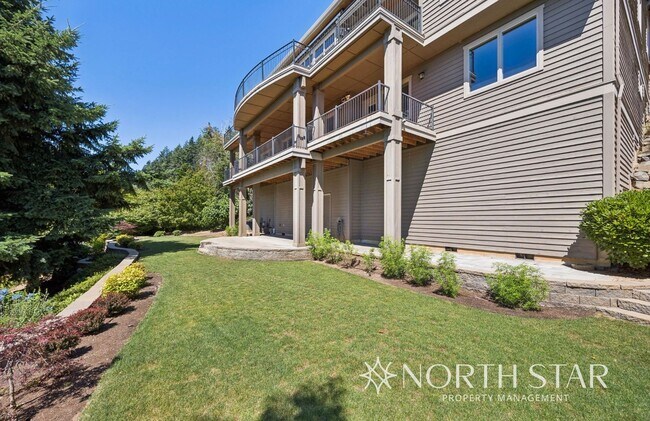 Building Photo - Executive Estate in Atherton Heights with ...