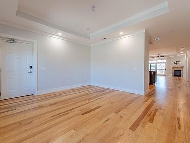 Building Photo - This luxurious and spacious 2 bedroom/2 ba...