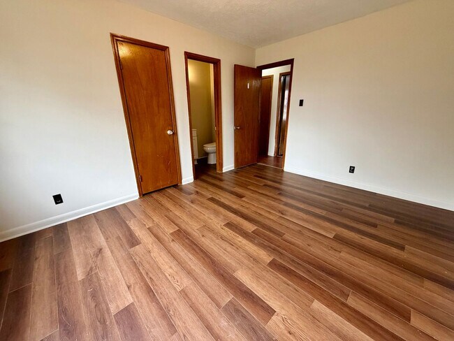 Building Photo - Duplex in Athens! Near Tanner High School.