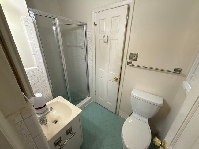 Building Photo - Room in House on Pleasant Hill Rd