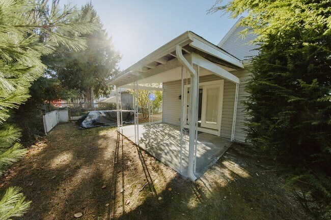 Building Photo - 955 E Elm St