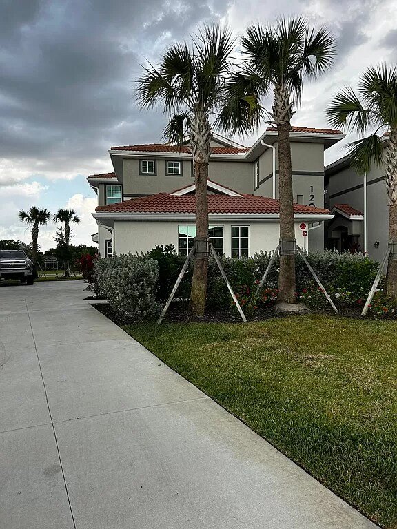 Building Photo - 12021 Santaluz Dr