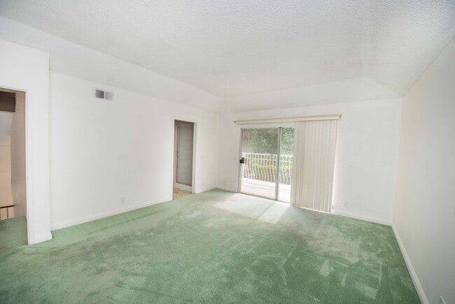 Building Photo - Rose Hills