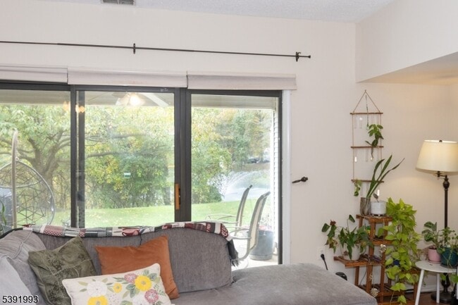 Building Photo - 242 Penns Way