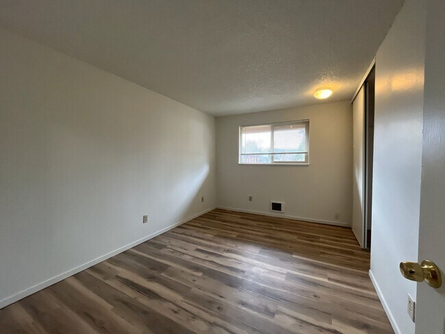 Building Photo - Spacious 3-Bedroom Home in Prime highly sought-after West Linn community