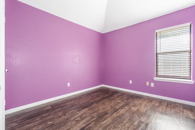 Building Photo - 605 Paintbrush Dr