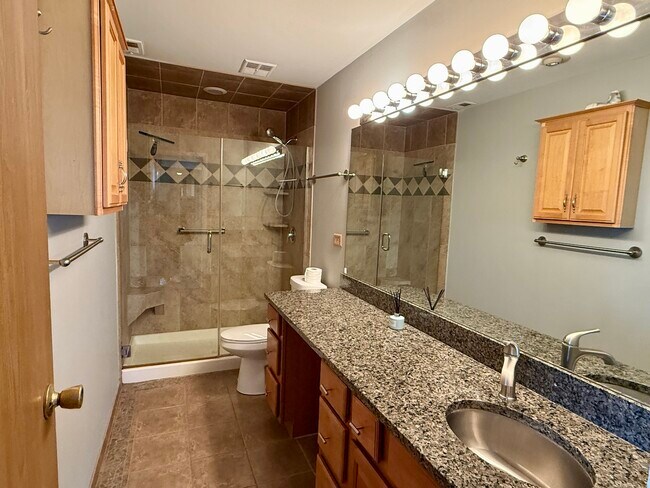 Building Photo - 5820 Oakwood Dr