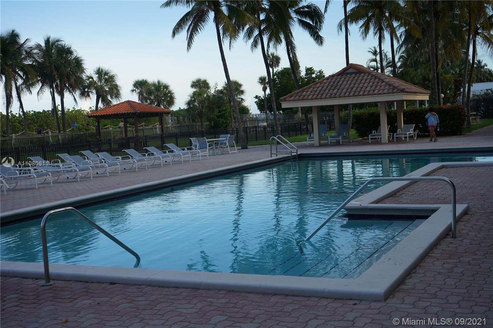 Building Photo - 2555 Collins Ave