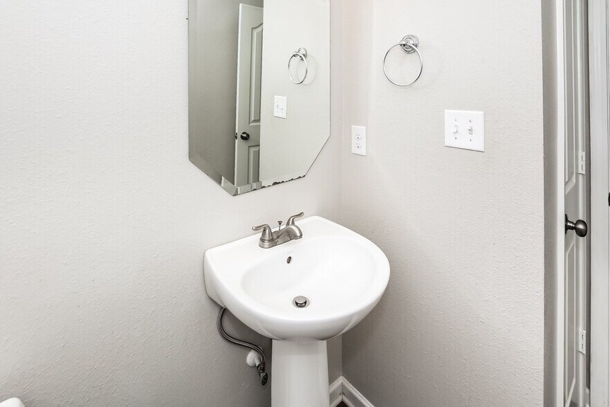 Building Photo - 2836 Meadow Creek Dr