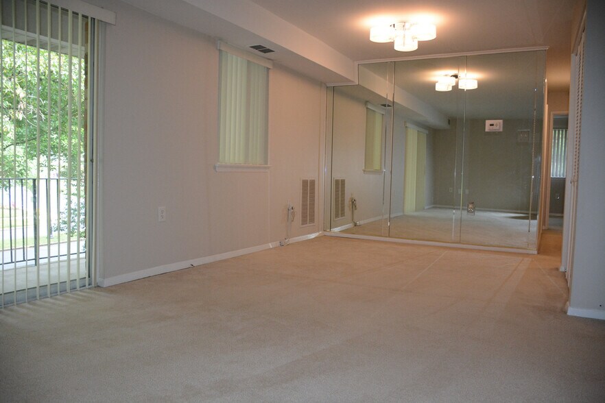 Building Photo - 217 Victor Pkwy Unit F
