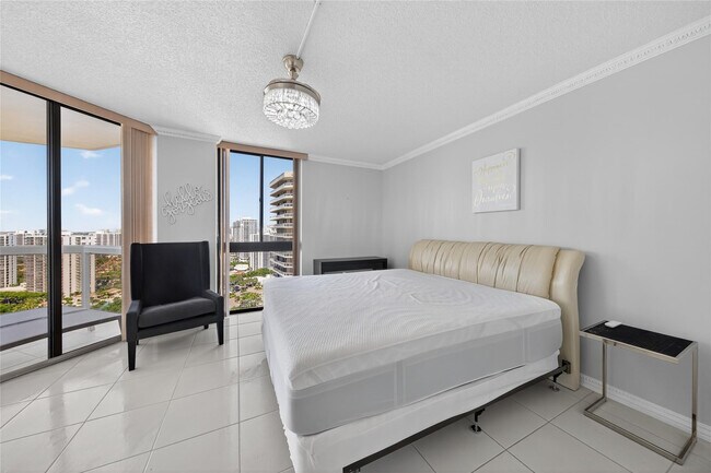 Building Photo - 20185 E Country Club Dr