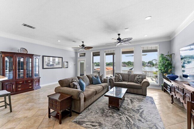 Building Photo - 1208 Lake View Dr