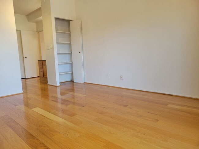 Building Photo - 1600 N Oak St