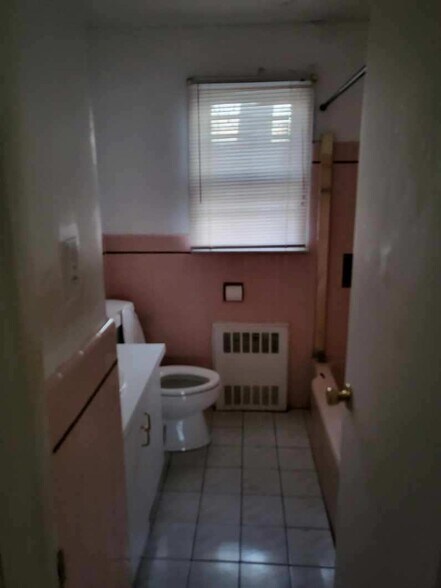 Building Photo - 128 E Maple St