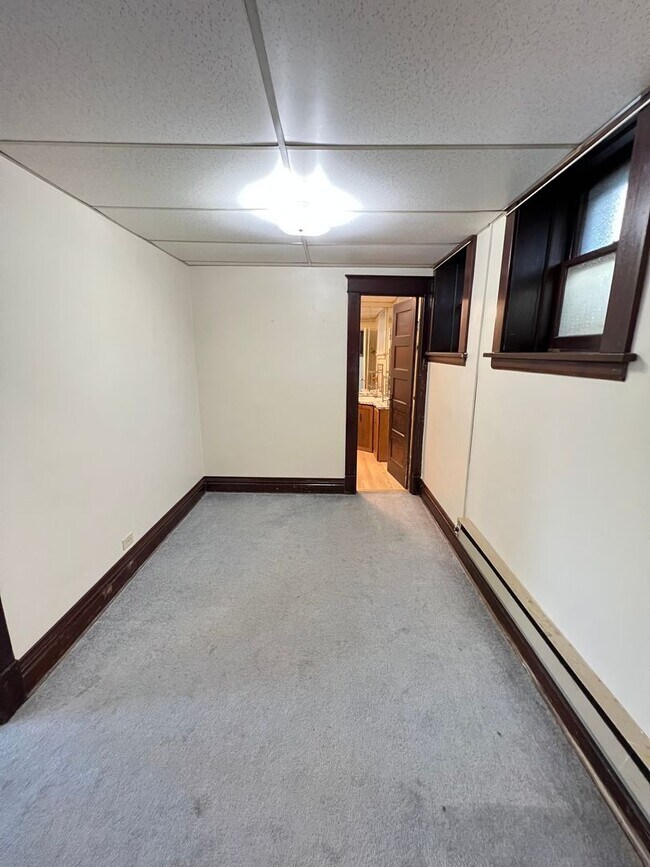 Building Photo - 1st Floor 1+ Bedroom Apartment! AVAILABLE MAY!