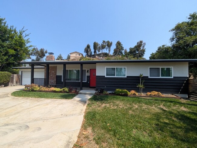 Building Photo - Single Story 3 Bedroom Home in Vista!