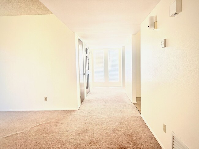 Building Photo - 5111 Paseo Las Palmas