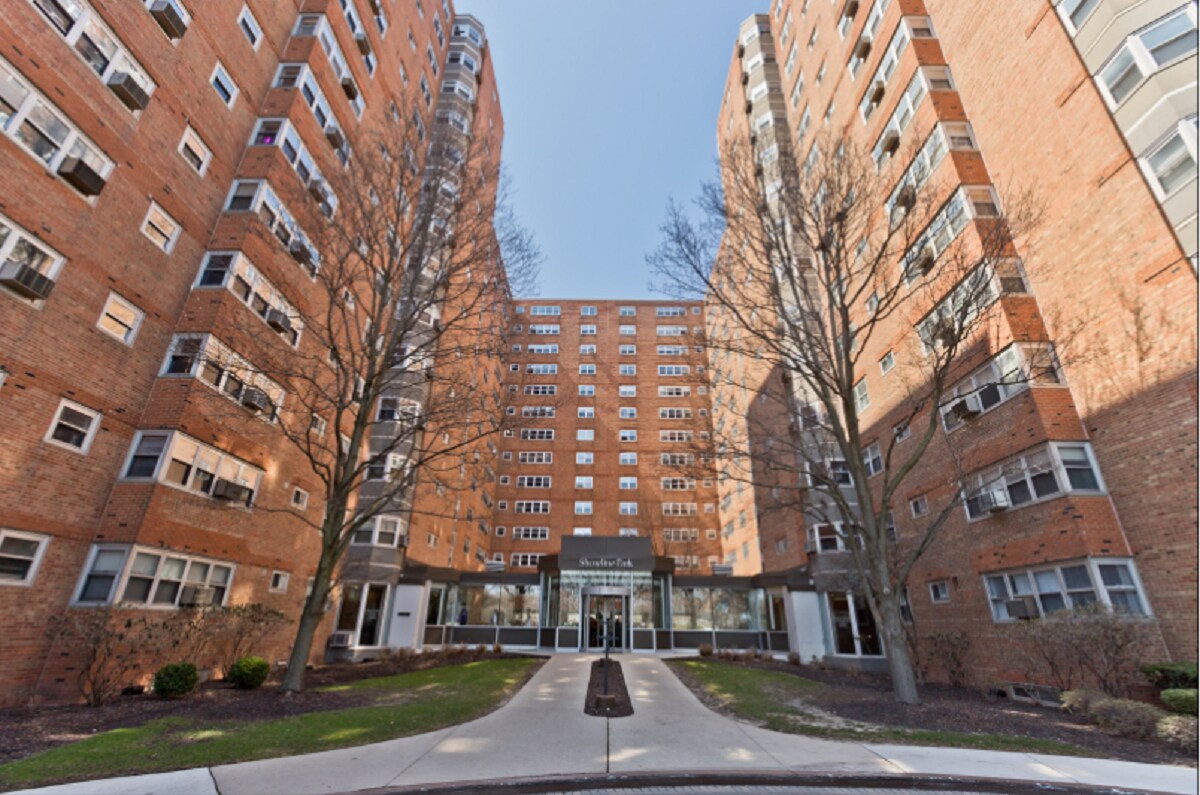 Building Photo - 4960 N Marine Dr