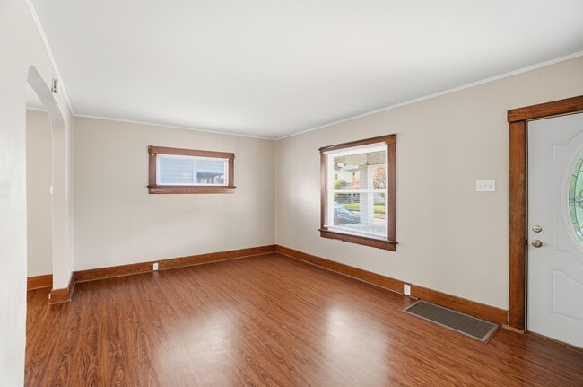 Building Photo - 1033 Forest Ave