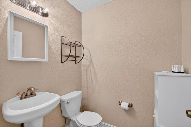 Building Photo - 1035 Soelca Dr