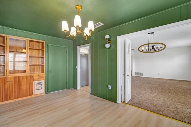 Building Photo - 1402 E 21st St