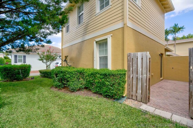 Building Photo - 158 W Thatch Palm Cir