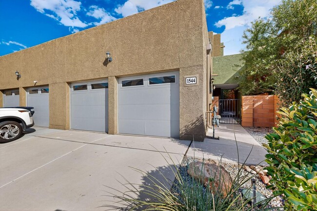 Building Photo - Executive 2 story Town house 4 Bedroom 3 b...