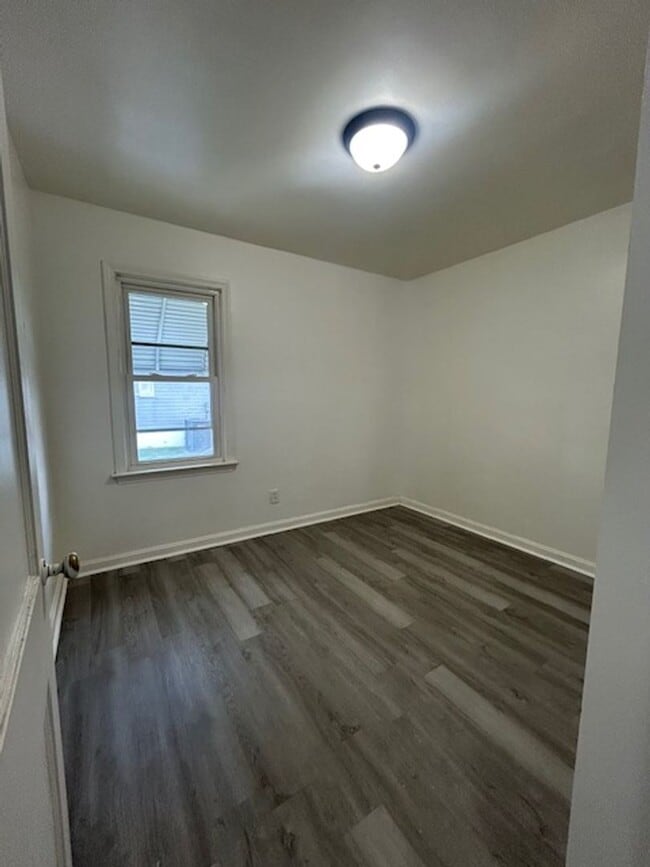 Building Photo - Bright Cape w/ Sunroom, Central Air, Big B...