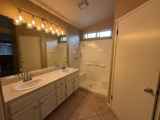 Building Photo - 556 Moray Way