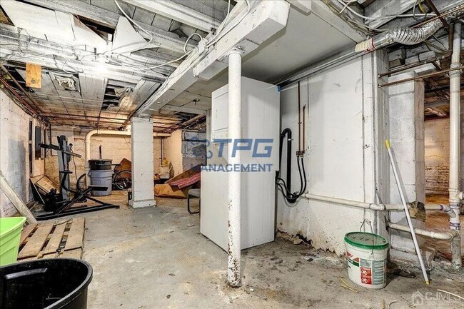 Building Photo - 243 Cedar St