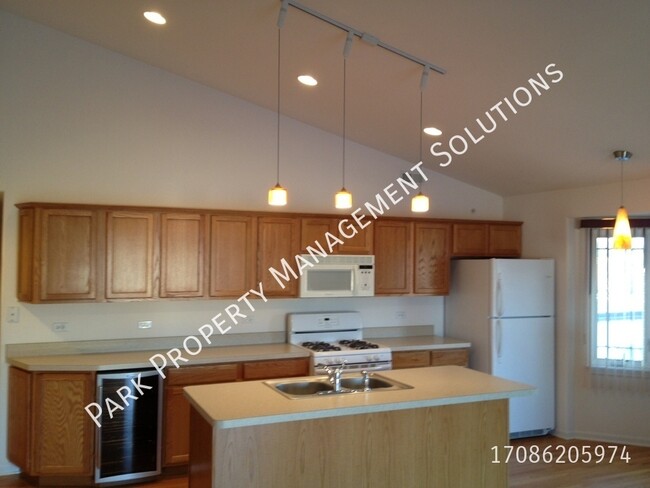 Building Photo - Oak Forest - 2 Bedroom, 2 Bath Penthouse C...