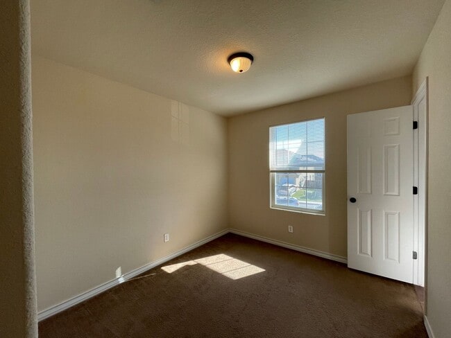 Building Photo - Townhome for rent