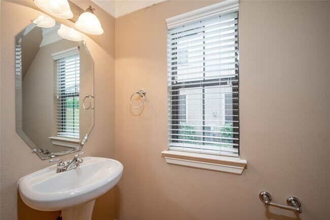 Building Photo - 2906 Royal Oaks Crest