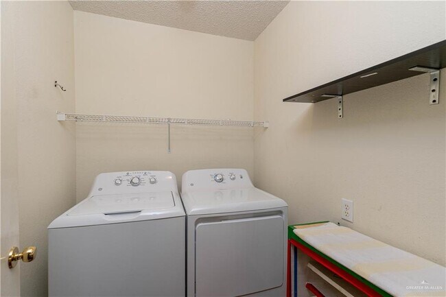 Building Photo - 17 Roundup Cir