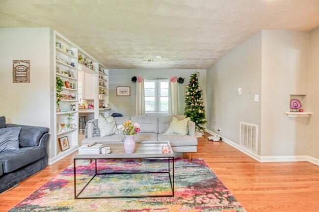 Building Photo - 1205 Westlawn Dr