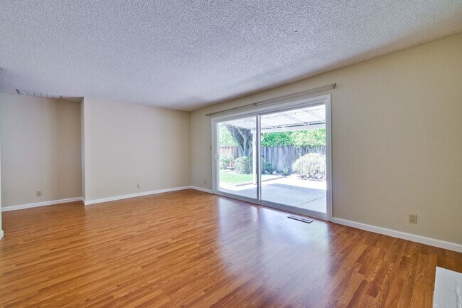 Building Photo - 1341-1343 Kingfisher Way